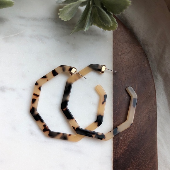 Jewelry - NWOT!! The Delia -Tortoise Shell Resin Earring